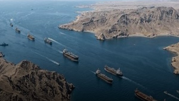سفن تعبر مضيق هرمز