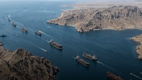 سفن تعبر مضيق هرمز