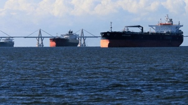 سفن في مضيق هرمز