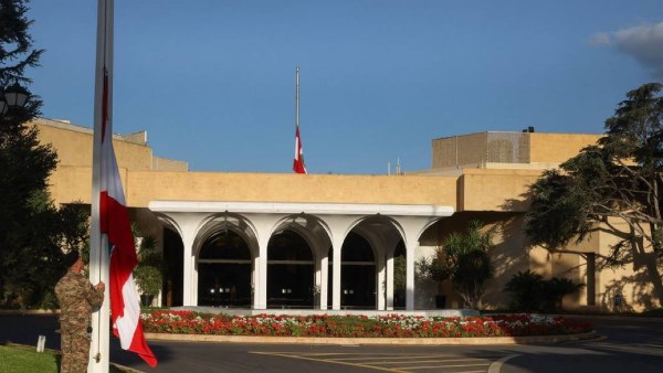 تنكيس العلم اللبناني 