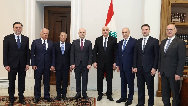 الرئيس اللبناني ووفد بيروت