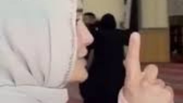 اعتناق سيدة أمريكية وابنتها الإسلام داخل مسجد بالولايات المتحدة