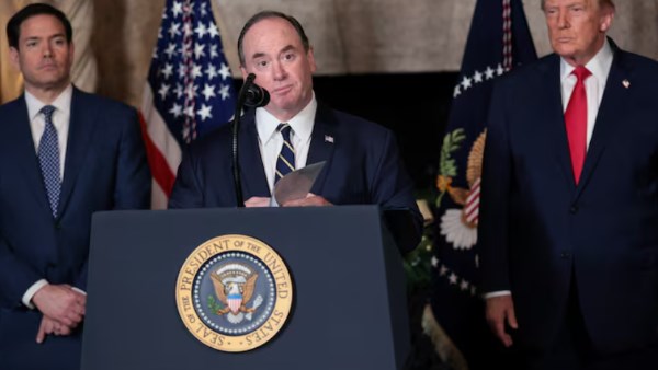 جون سي فلان وزير البحرية الأمريكية 