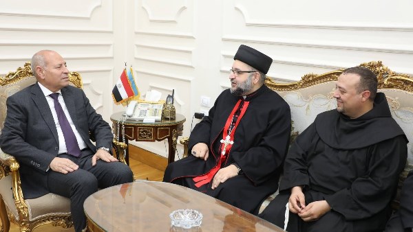 المدبر البطريركي للكلدان يزور محافظ القاهرة