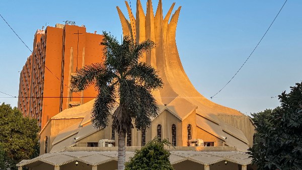 كاتدرائية جميع القديسين تتزين بالأضواء احتفالاً بعيد القيامة