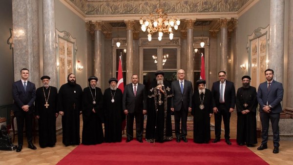 البابا تواضروس يزور القنصلية المصرية بإسطنبول
