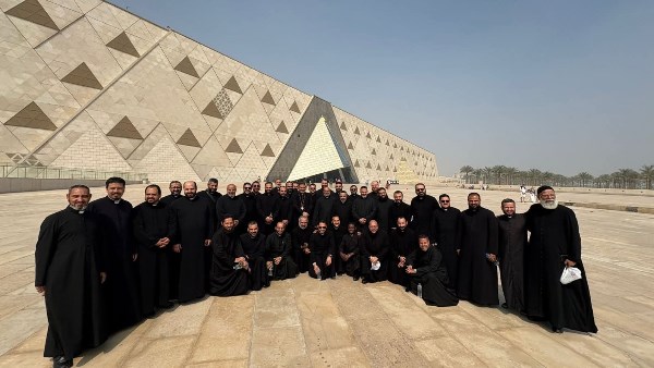 كهنة حديثي السيامة 