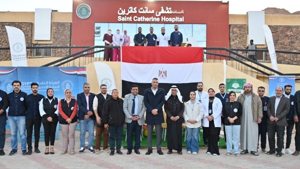 المحافظ خلال زيارة مستشفى سانت كاترين 