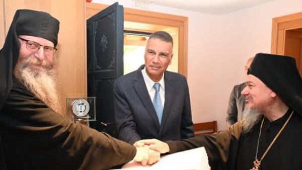 المحافظ خلال زيارته دير سانت كاترين 