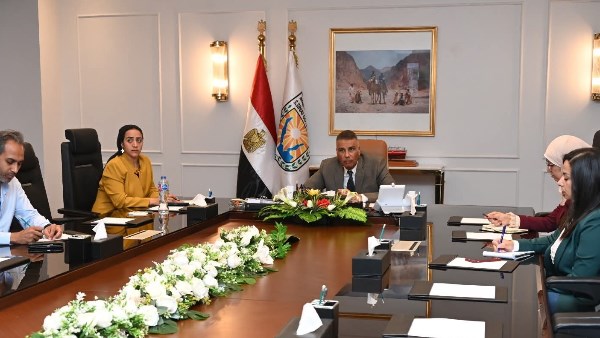 محافظ جنوب سيناء خلال الاجتماع 