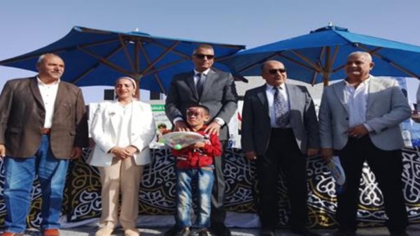 المحافظ يوزع الهدايا 