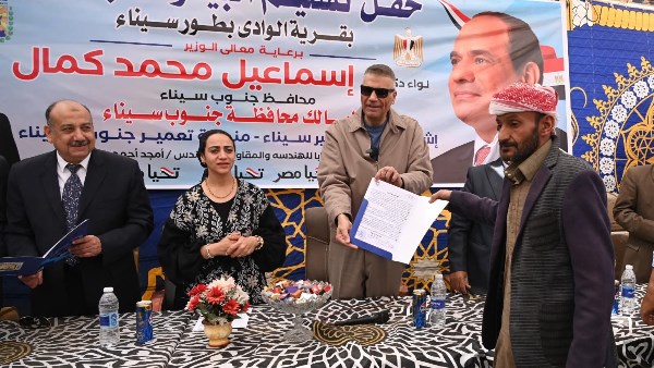 المحافظ خلال تسليم العقود 