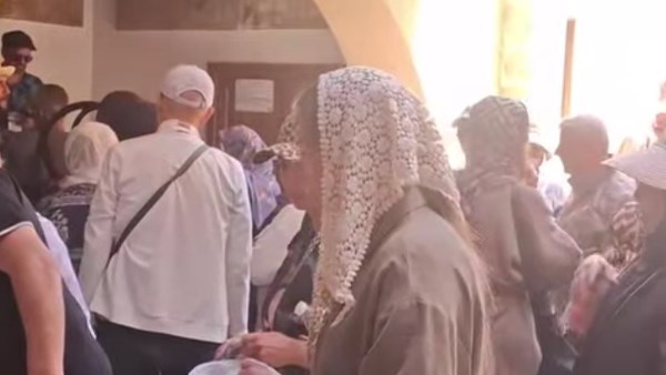 صور للسياح داخل دير سانت كاترين 