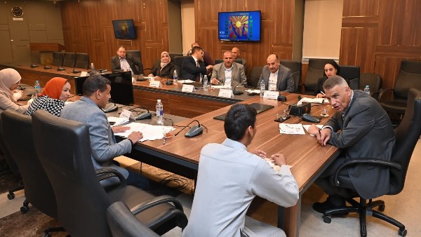 المحافظ خلال لقاء المواطنيين 