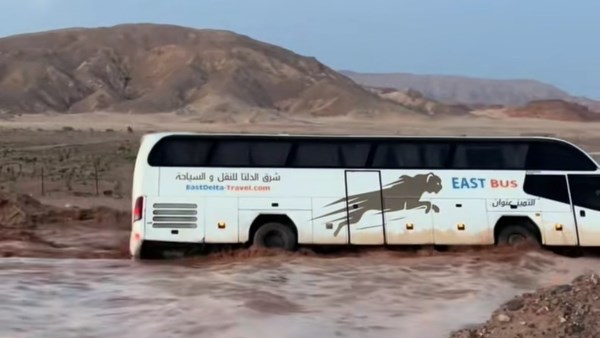 الاتوبيس فى مجري السيل 