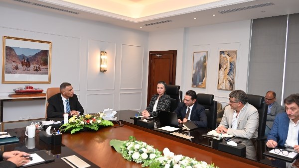 المحافظ خلال الاجتماع 