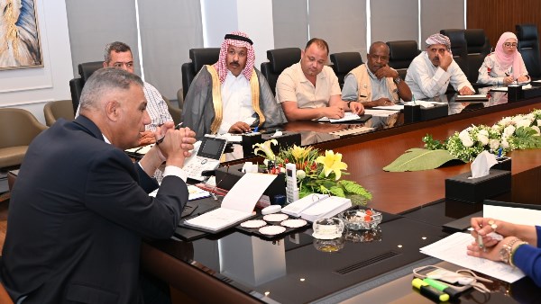 المحافظ خلال الاجتماع 