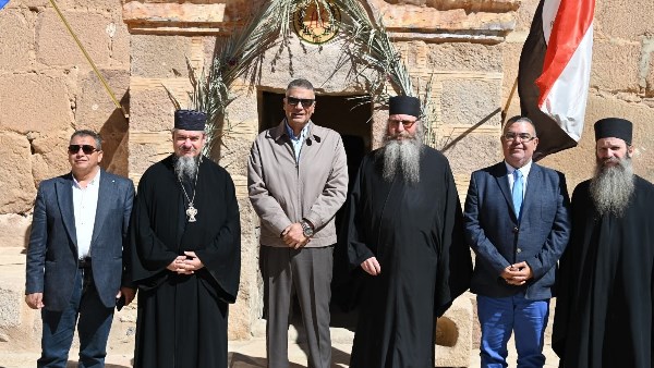 المحافظ مع مطران دير سانت كاترين 