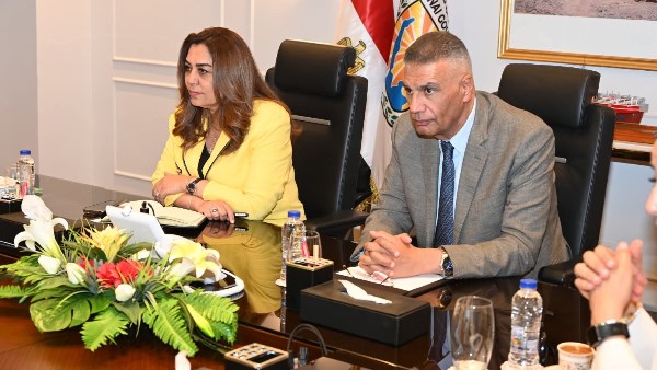 المحافظ خلال الاجتماع 