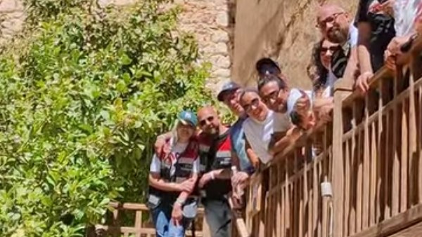 السياح في الدير 