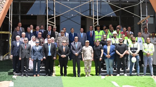 المحافظ خلال الاجتماع 