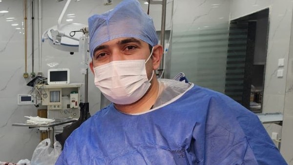 احد افراد الطاقم  الطبى