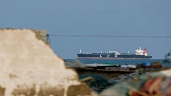 اضطراب دولي يسبب غلق مضيق هرمز