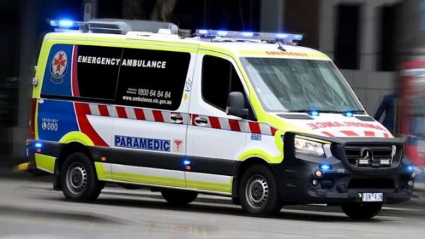  السلطات تحقق بعد صدم سيارة مجموعة من الأشخاص في ملبورن