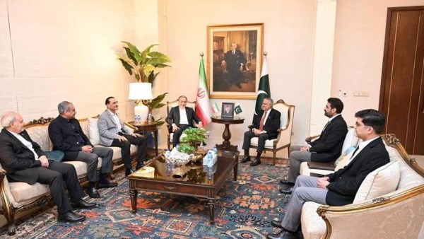 عراقجي  ونظيره الباكستاني ومنير