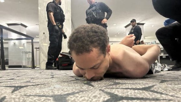 تكبيل المشتبه به في محاولة اغتيال ترامب 