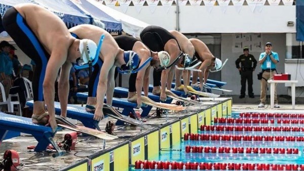 السباحة بالزعانف