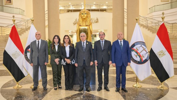 النيابة العامة تُرسخ البعد الاقتصادي لرسالتها القضائية وتُسلم سبائك فضية ووثائق لعدد من الأراضي التي أُخليت من المركبات المتحفظ عليها