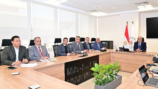 لاستعراض جاهزية محطات الرفع والقناطر الرئيسية