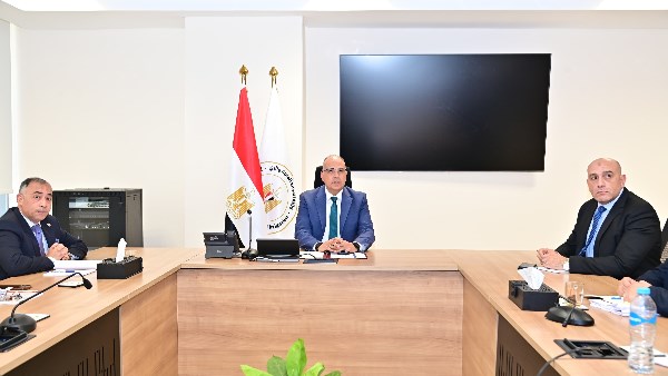 وزير الموارد المائية والري 