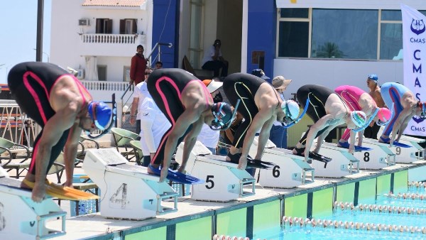 سباحة بالزعانف 