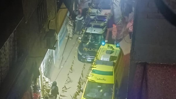 قوات الأمن بموقع سقوط الفتاة