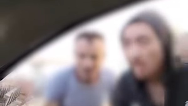 الشباب الهاربين اثناء تحدثهم لمصور الفيديو