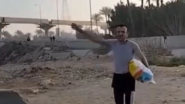 أحد الشباب في الفيديو