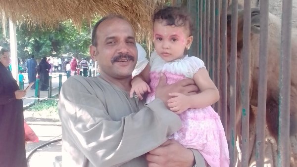 المتهم وابنته في صورة قديمة