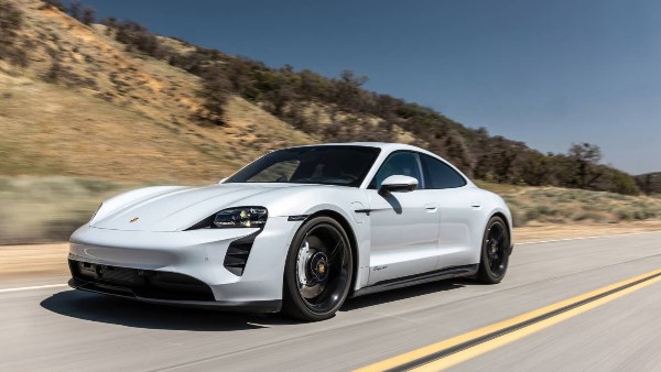 مالكو سيارات تايكان يُقاضون «بورش» بسبب ارتفاع حرارة كابلات الشحن