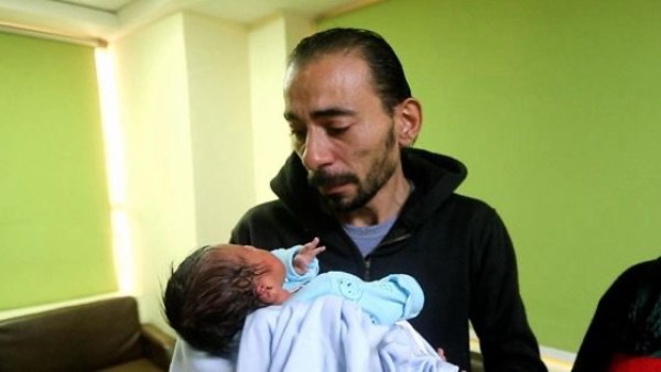 والد الرضيعة 