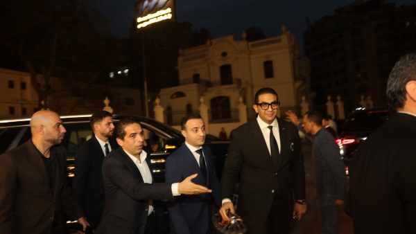 كبار رجال الأعمال وشخصيات عامة في عزاء والدة أحمد عز