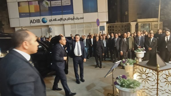 رئيس الوزراء يقدم واجب العزاء فى والدة رجل الأعمال أحمد عز