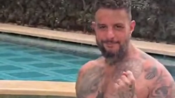 تاتو يغطي جسده.. أحمد الفيشاوي يثير الجدل من حمام السباحة