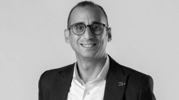 صلاح عادل مدير إدارة المبيعات بإحدى شركات التطوير العقاري