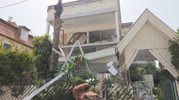 سقوط شظايا صواريخ في عدة مواقع بتل أبيب وبني براك وبتاح تكڤا