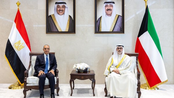 وزير الخارجية يعقد مباحثات مع نظيره الكويتي ويؤكد تضامن مصر الكامل