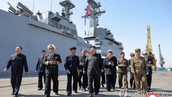 زعيم كوريا الشمالية يراقب تجربة إطلاق صواريخ كروز من المدمرة "تشوي هيون"