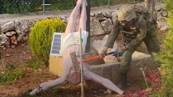 جندي إسرائيلي يتعدى على تمثال السيد المسيح 