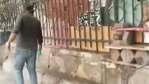 “بيرش ميه عشان محدش يقعد”.. أزمة رصيف تتحول إلى مشهد صادم في الشارع